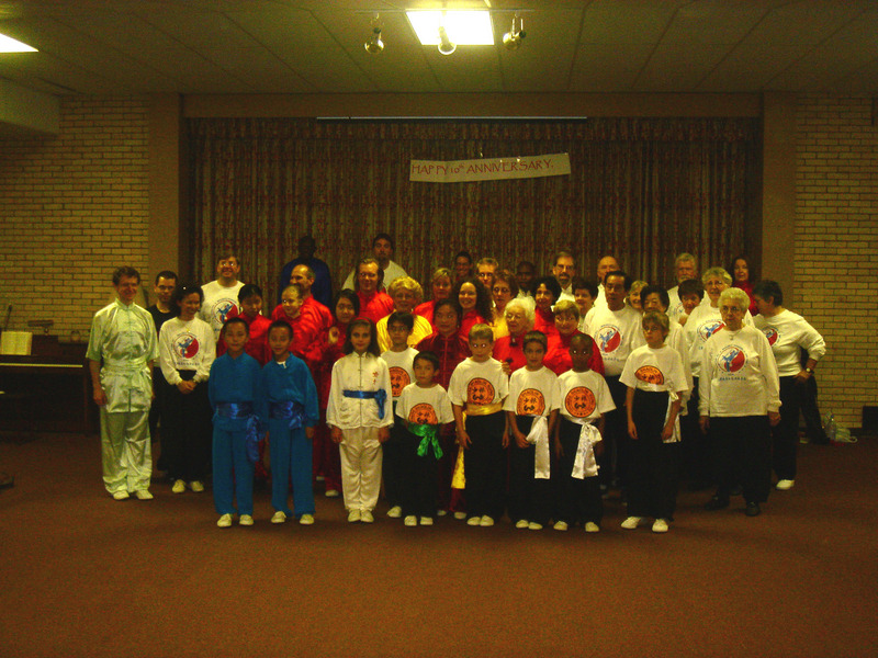 Image: /media/?path=/sports/Kung Fu/2004-10-02 Malee's School 10th Anniversary/DSC03418.JPG